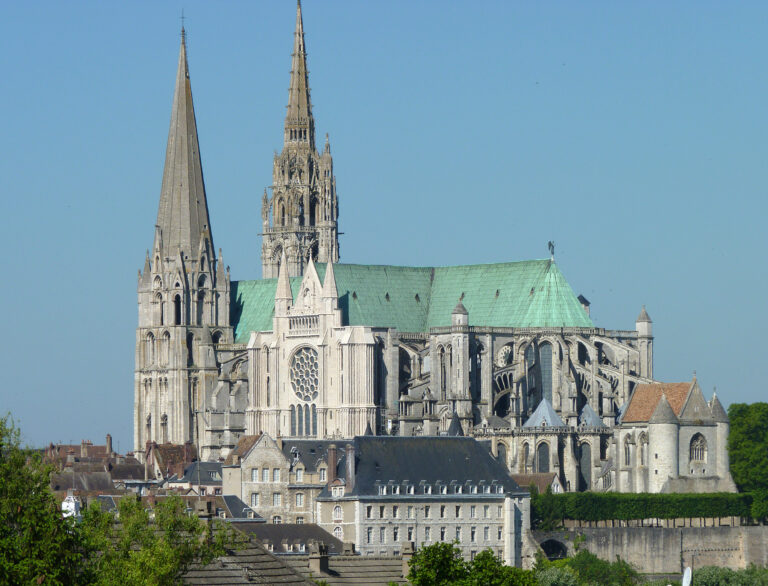 Cathédrale de Chartres, joyaux du patrimoine gothique.