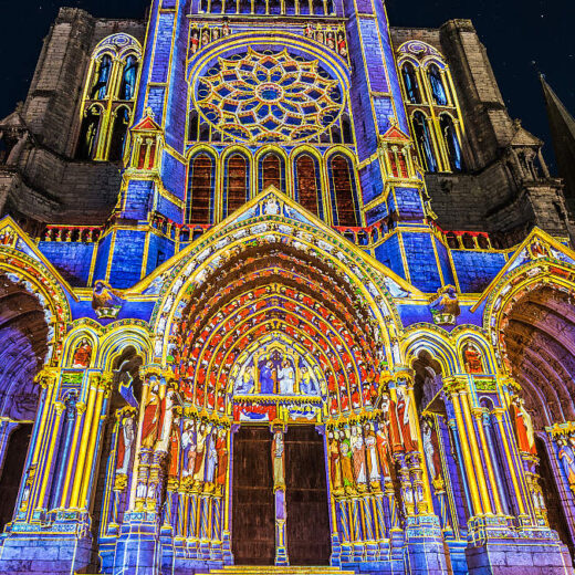 Chartres en lumières est l’une des plus grandes manifestations de valorisation du patrimoine par la lumière. Notamment, l’illumination du portail royal de la cathédrale et de ses portails nord et sud. Elle se déroule du 30 avril au 14 janvier.