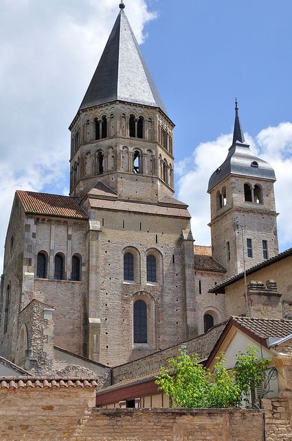 Abbaye de Cluny : chef-d’œuvre de l’architecture médiévale romane.