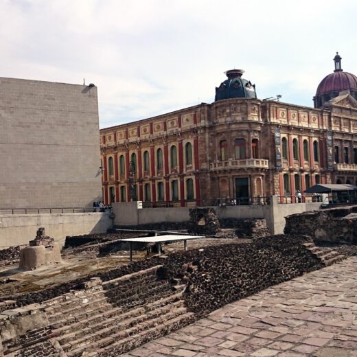 Il se trouve dans le centre historique de Mexico, à l’emplacement exact de la capitale aztèque Tenochtitlan. Il est inauguré en 1987.
