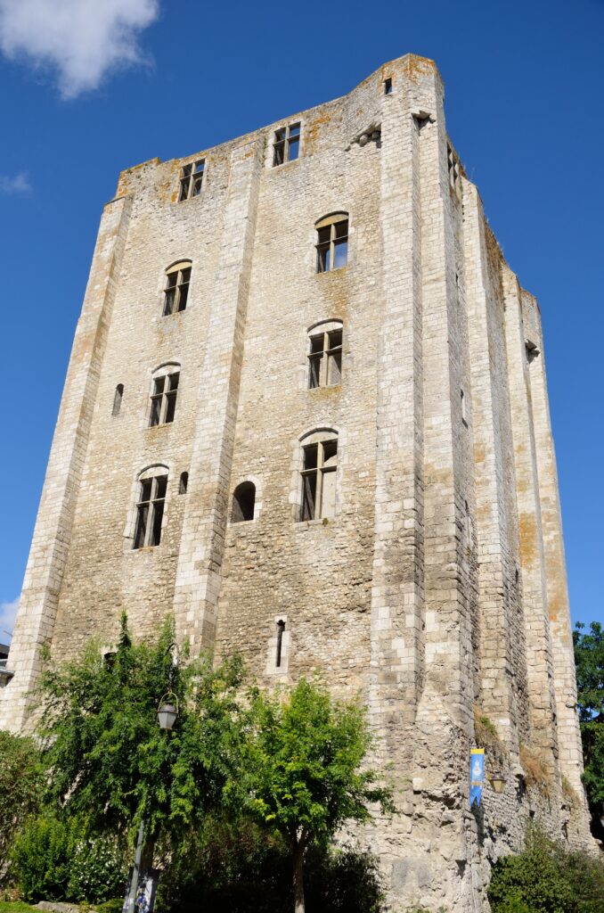 Tour César. Château de Beaugency : Centre d’art numérique. Crédit photo wikimedia commons.
